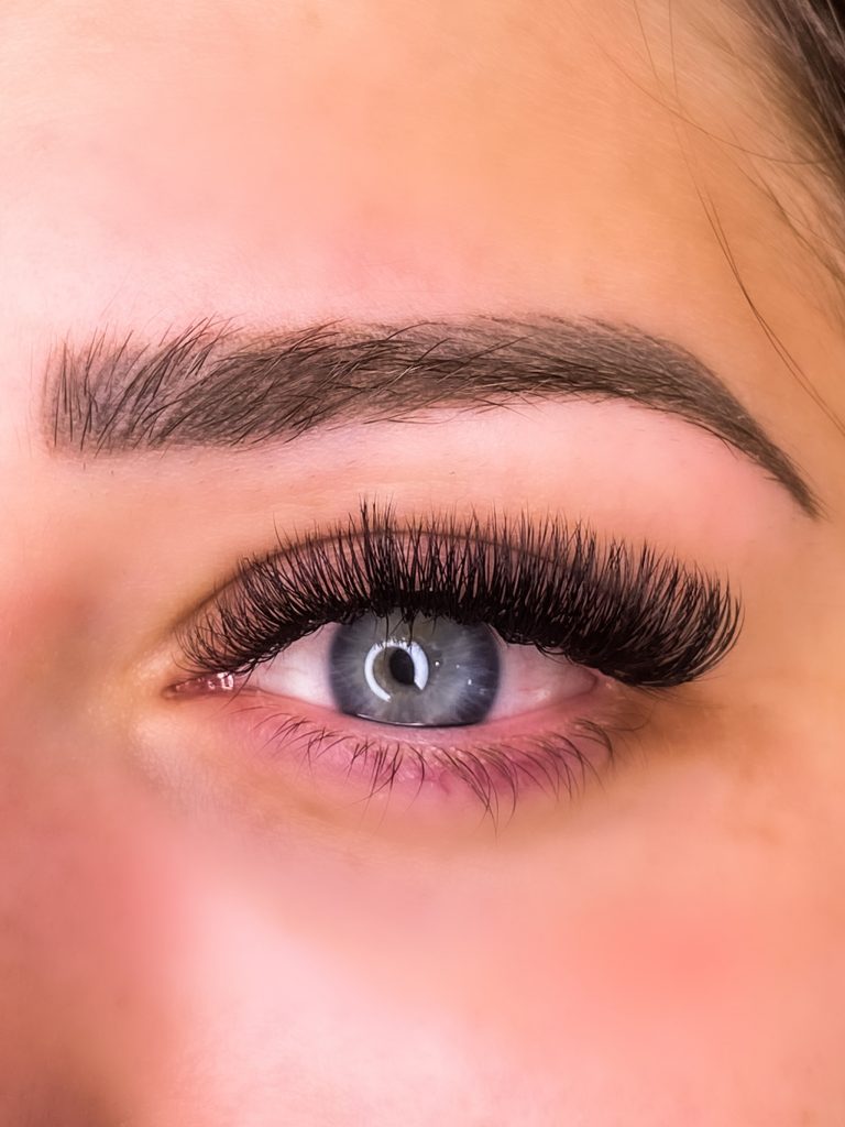 Wimpern und Brauen
